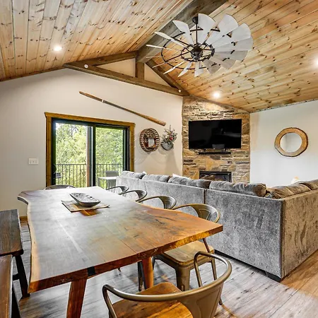 Branson Cabin With Pool Access And Private Boat Slip!